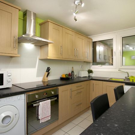 Foresters Inn Apartments - City Centre By Victoria Centre Shopping Centre - Your Own 7 Bedroom Private Apartment With 3 Bathrooms - Full Kitchen And Snooker Room - Outdoor Parking For Cars Or Vans At Five Pounds A Day - Ideal For Contractors نوتينغهام الغرفة الصورة